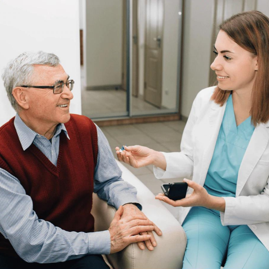 Mini Hörgerät – Unsichtbare In-Ear Hörhilfe mit Geräuschfilter und wiederaufladbarem Ladeetui